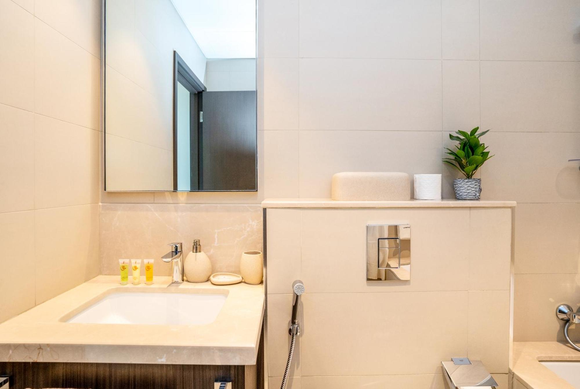 Homesgetaway - Sophisticated 3br With Maids In Downtown Dubai